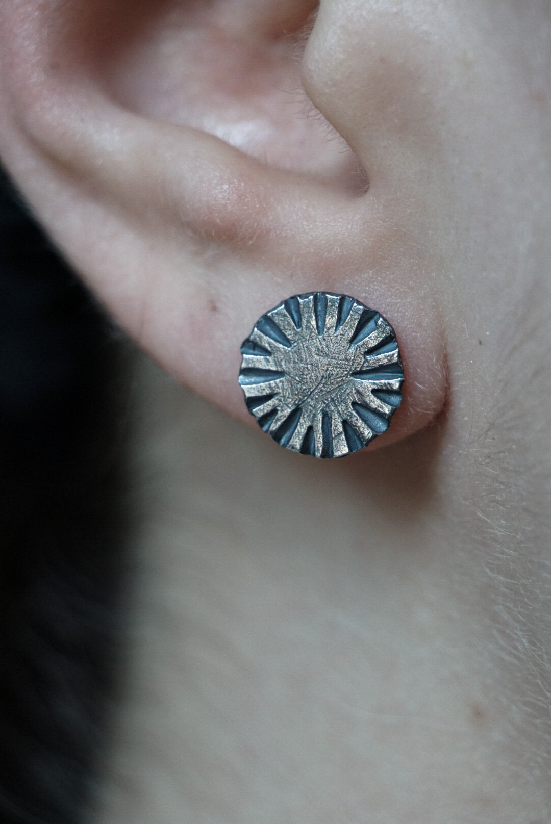 Small Circle Ridge Stud Earrings
