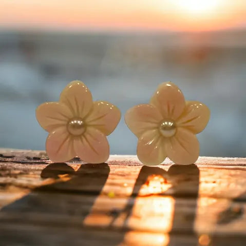 Hibiscus Conch and pearl stud earring