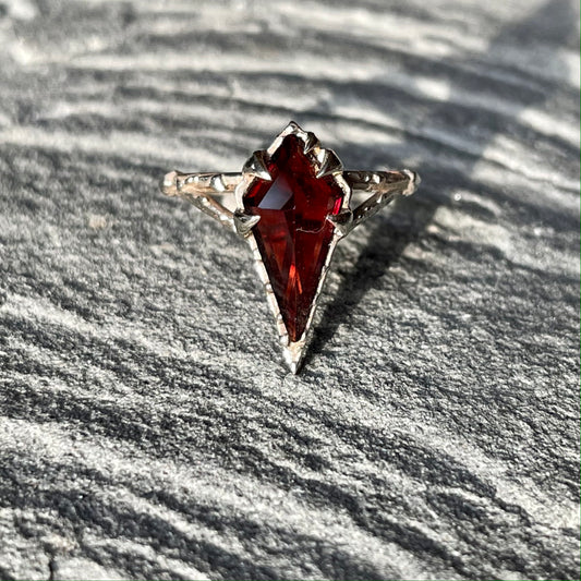 "Mystical Solitaire" ring in White Gold with garnet