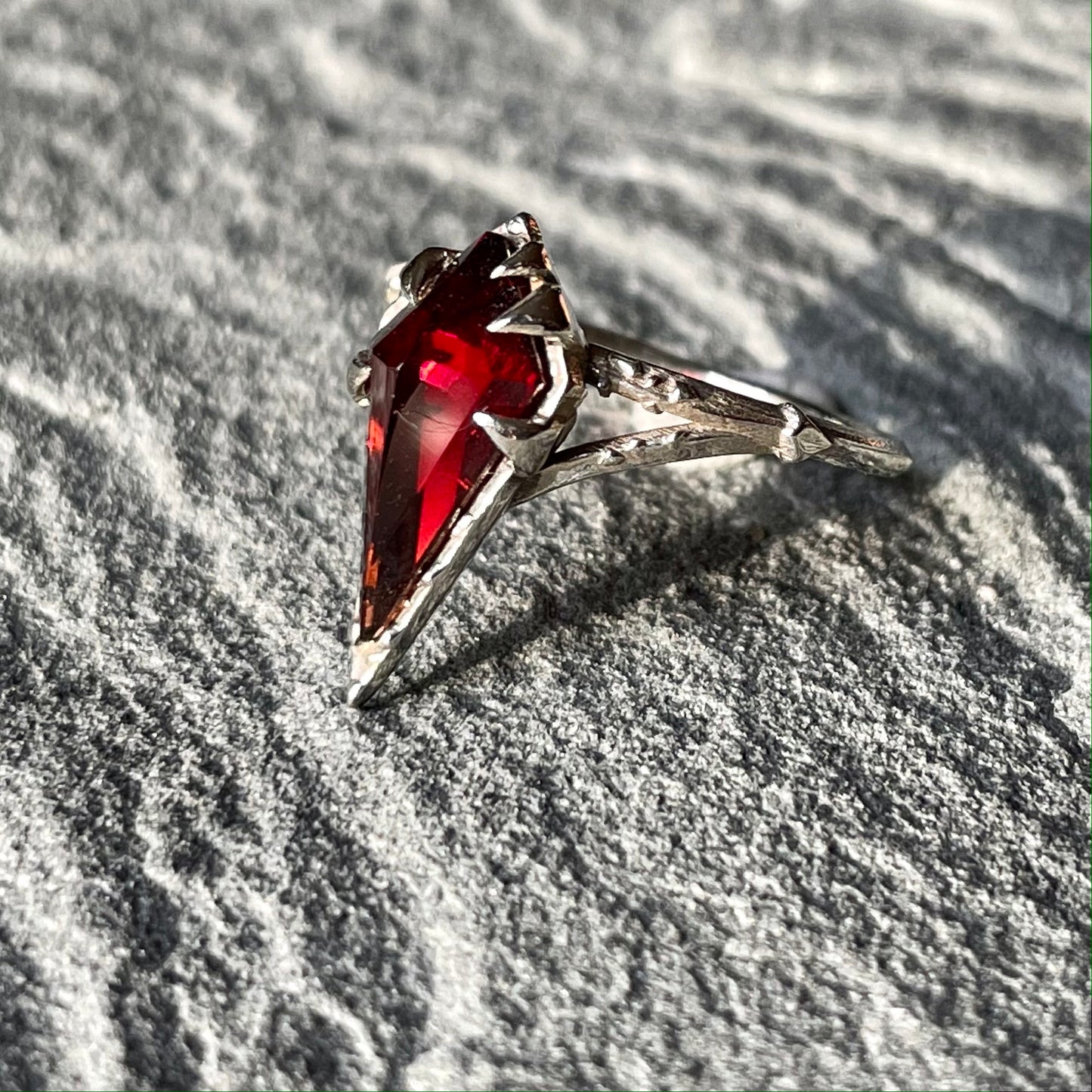 "Mystical Solitaire" ring in White Gold with garnet