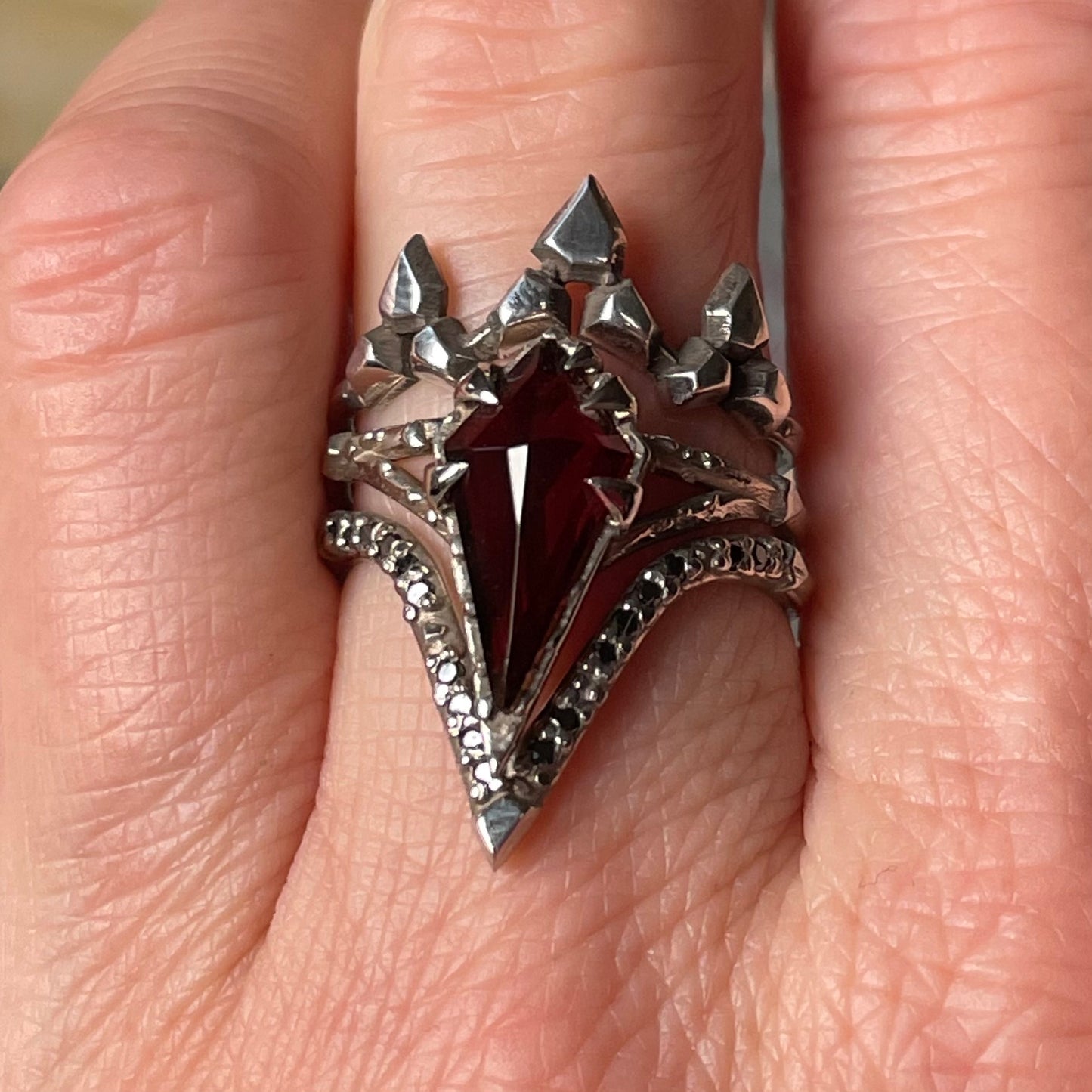 "Mystical Solitaire" ring in White Gold with garnet